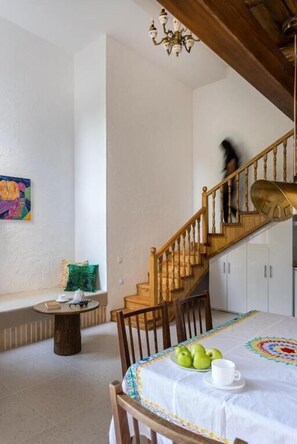 ห้องคลาสสิกสตูดิโอสวีท, ลานระเบียง, วิวสวนหย่อม | ร้านอาหาร