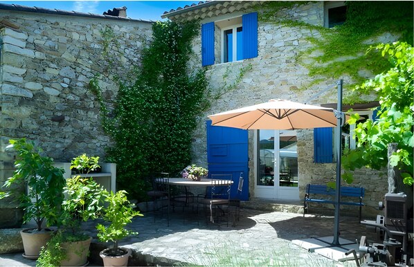 Outdoor dining - Vrbo Property (Saint-Romain-en-Viennois)