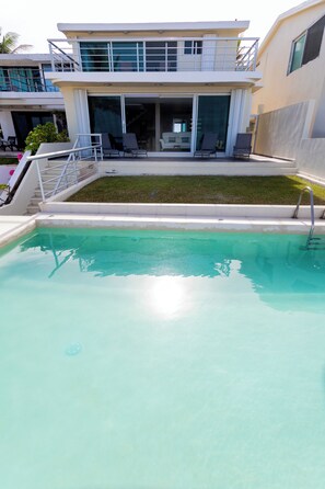 Pool - Beautiful, newly remodeled beachfront villa (Cancún)