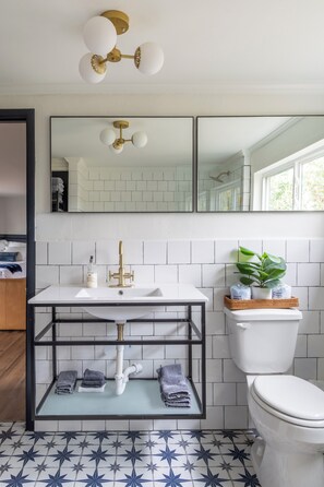 Bathroom - Hotel Bebe • Bungalow 1 • Pool+Fire Pit (Round Top)