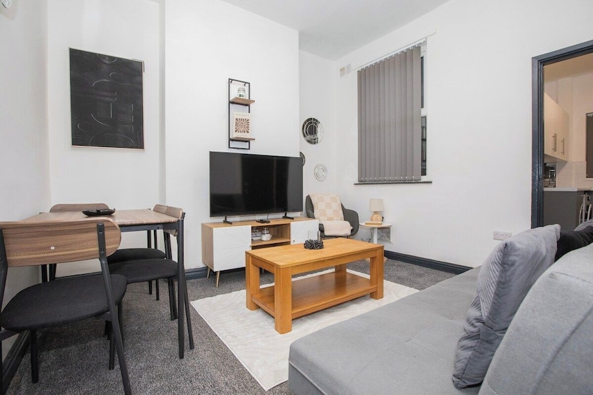 Anfield City Stay | Shops & Transport | Parking - Wirral