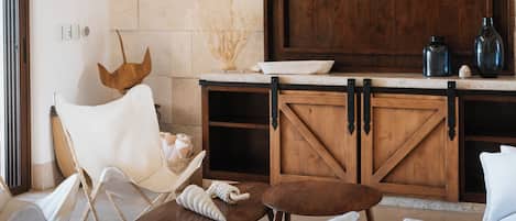 Una sala de estar acogedora con una pared de piedra, muebles de madera y un televisor grande.