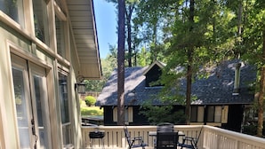 Outdoor dining - Beautifully remodeled Chalet Not Pet Friendly (Pine Mountain)