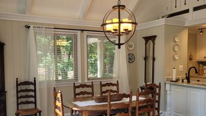 Dining - Beautifully remodeled Chalet Not Pet Friendly (Pine Mountain)