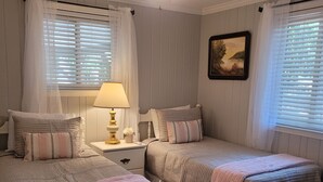 Room - Beautifully remodeled Chalet Not Pet Friendly (Pine Mountain)