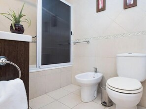 Doppelzimmer, Stadtblick | Badezimmer