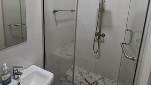 Đồ dùng nhà tắm miễn phí, khăn tắm, xà phòng, giấy vệ sinh 
