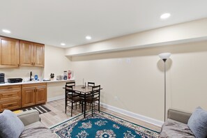 Dining - Cozy 1BR Retreat Guest Suite- Sleeps up to 6 (Washington)