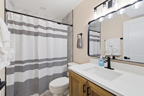 Bathroom - Cozy 1BR Retreat Guest Suite- Sleeps up to 6 (Washington)