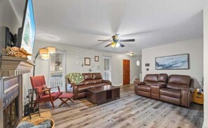 Unclassified image, 3 of 6, button - Cozy 3-bedroom in Bogart with level 2 charging  8.5 miles from Sanford stadium! (Bogart)