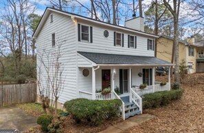 Unclassified image, 2 of 6, button - Cozy 3-bedroom in Bogart with level 2 charging  8.5 miles from Sanford stadium! (Bogart)