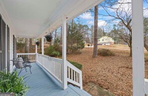 Unclassified image, 5 of 6, button - Cozy 3-bedroom in Bogart with level 2 charging  8.5 miles from Sanford stadium! (Bogart)