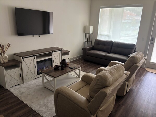 Living area - Cozy central 1bedroom apartment in peaceful Pittsburgh with pool and gym access (Pittsburgh)