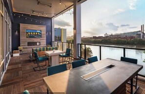 Outdoor dining - Cozy central 1bedroom apartment in peaceful Pittsburgh with pool and gym access (Pittsburgh)