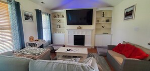 Una Smart TV, una pantalla de ordenador, una impresora
