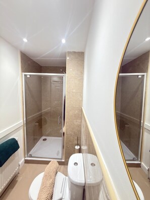Unclassified image, 3 of 40, button - Spacious 4BR Wakefield House – Sleeps 11 – Driveway & Garage – Near Centre (Wakefield)