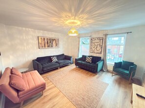 Unclassified image, 4 of 40, button - Spacious 4BR Wakefield House – Sleeps 11 – Driveway & Garage – Near Centre (Wakefield)