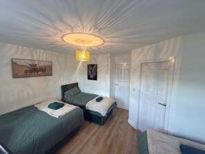 Unclassified image, 2 of 40, button - Spacious 4BR Wakefield House – Sleeps 11 – Driveway & Garage – Near Centre (Wakefield)
