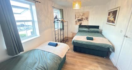 Spacious 4BR Wakefield House – Sleeps 11 – Driveway & Garage – Near Centre