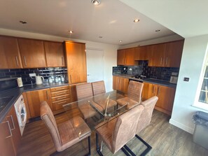 Unclassified image, 5 of 40, button - Spacious 4BR Wakefield House – Sleeps 11 – Driveway & Garage – Near Centre (Wakefield)