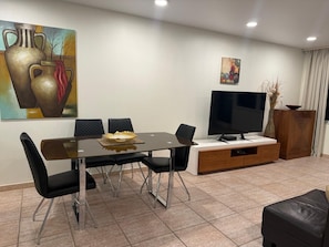 Dining - Cozy 2bedroom 2 bath apartment on the beach in Hollywood with direct ocean views (Hollywood)