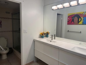 Bathroom - Cozy 2bedroom 2 bath apartment on the beach in Hollywood with direct ocean views (Hollywood)
