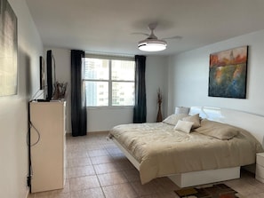 Room - Cozy 2bedroom 2 bath apartment on the beach in Hollywood with direct ocean views (Hollywood)