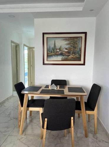 Connected to Everything: Wi-Fi and 3-minute walk to the airport + parking