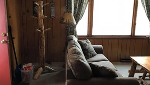 Living area - Perfect Hayward Cabin (Hayward)