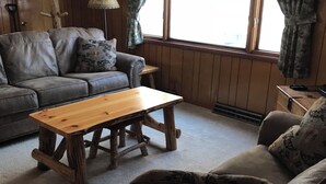 Living area - Perfect Hayward Cabin (Hayward)