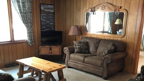 Living area - Perfect Hayward Cabin (Hayward)