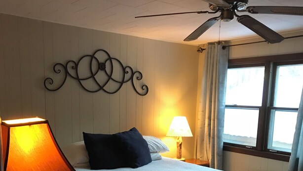 Room - Perfect Hayward Cabin (Hayward)
