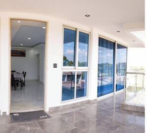 Outdoor dining - Modern Oasis: 3 min from the Airport + 5G+ Wi-Fi + Parking (Monteria)
