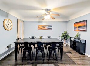 Dining - Spacious 3 bedroom home by Hancock Park and 10 minutes to Hollywood Walk of Fame (Los Angeles)