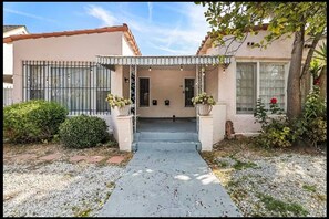 Exterior - Spacious 3 bedroom home by Hancock Park and 10 minutes to Hollywood Walk of Fame (Los Angeles)
