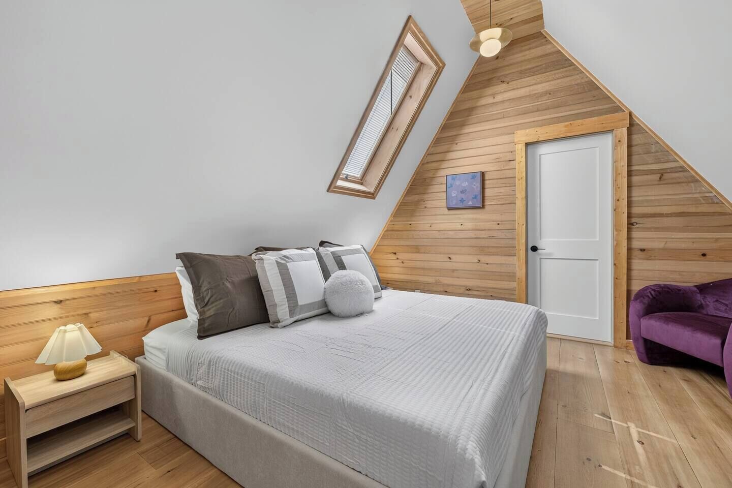 Desk, iron/ironing board, WiFi, bed sheets