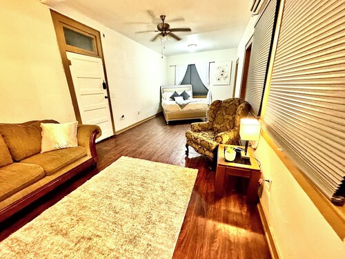 Cozy 1-bedroom studio in the heart of Downtown Sebring