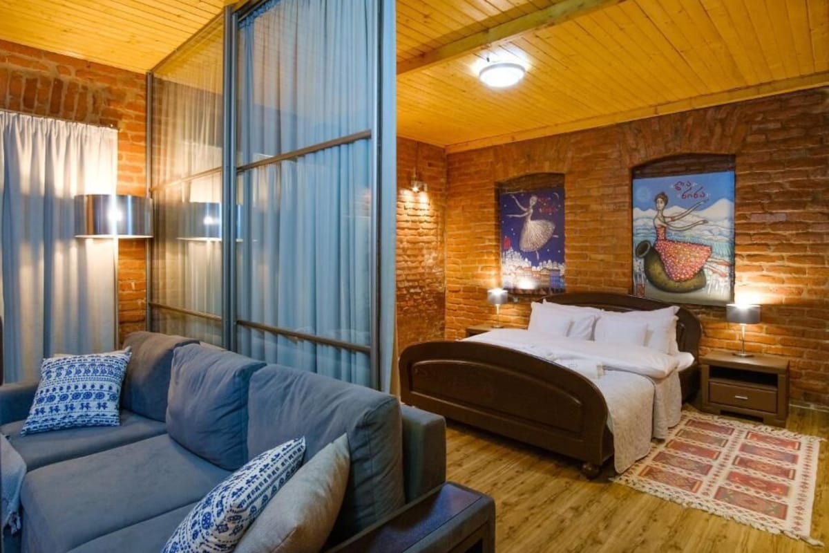 Basic Apartment, Courtyard View
