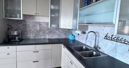 Sweet Home in the Rock! Expansive views in the heart of White Rock!