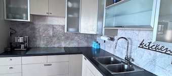 Sweet Home in the Rock! Expansive views in the heart of White Rock!