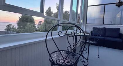 Sweet Home in the Rock! Expansive views in the heart of White Rock!