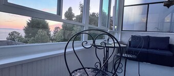 Sweet Home in the Rock! Expansive views in the heart of White Rock!