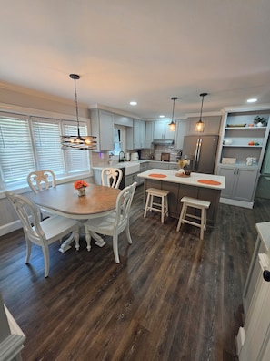 Dining - Tranquil 3-bedroom house bed 2 bath home just seconds from cardinal country club (Greensboro)