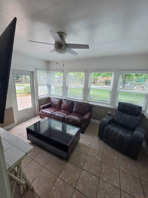 Living area - Tranquil 3-bedroom house bed 2 bath home just seconds from cardinal country club (Greensboro)