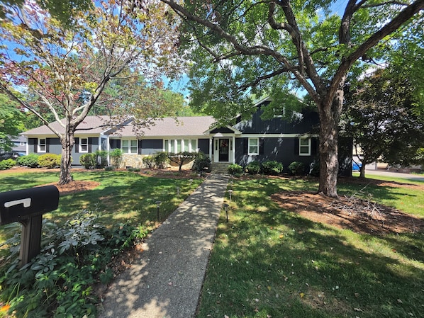 Exterior - Tranquil 3-bedroom house bed 2 bath home just seconds from cardinal country club (Greensboro)