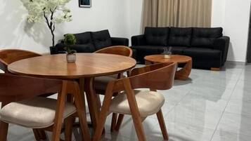 Departamento, balcón, vista a la montaña | Restaurantes