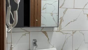 Departamento, balcón, vista a la montaña | Baño | Toallas, jabón, shampoo, papel de baño