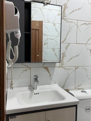 Apartment, Balcony, Mountain View | Bathroom - Hotel Bimini (CONSTANZA)