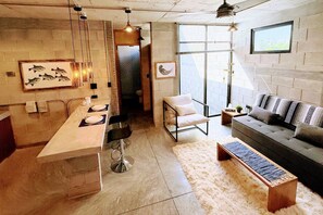 Un interior moderno con cocina, comedor y sala de estar.