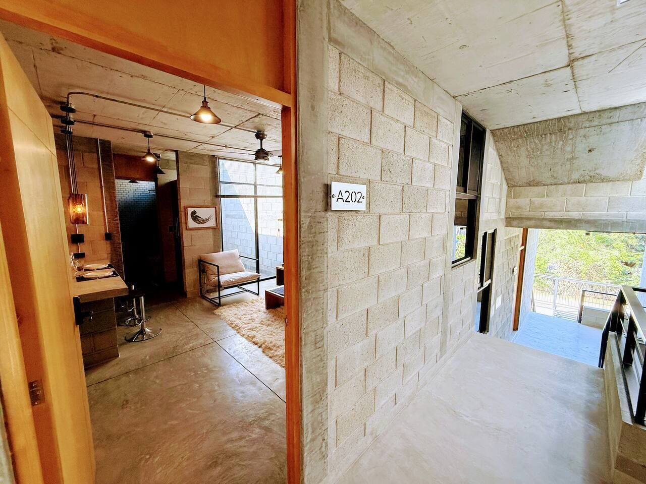 Una habitación con una zona de cocina, una mesa de comedor y una barra.